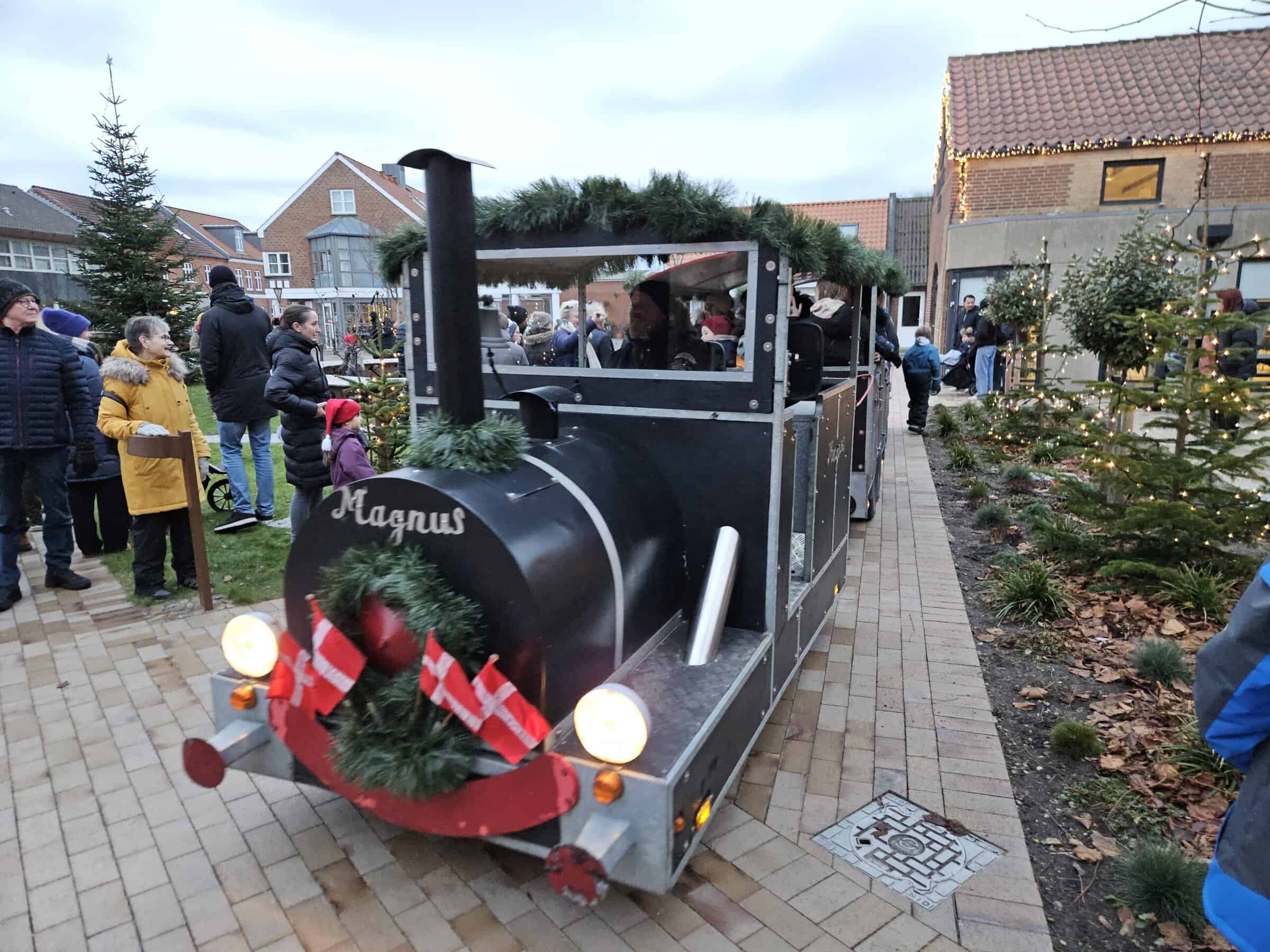 Juletræstænding og julemarked